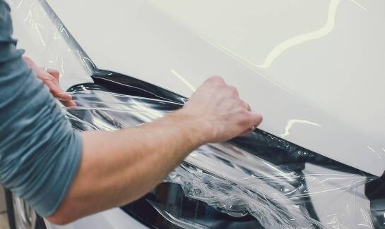 Jak uniknąć błędów przy wyborze folii do oklejania szyb samochodowych?