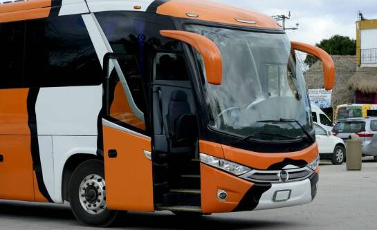 Transfery lotniskowe z wynajętym busem – co oferuje nowoczesna flota?