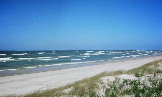 Dlaczego dzwirzyno zeglarska to idealne miejsce na relaksacyjne wakacje?