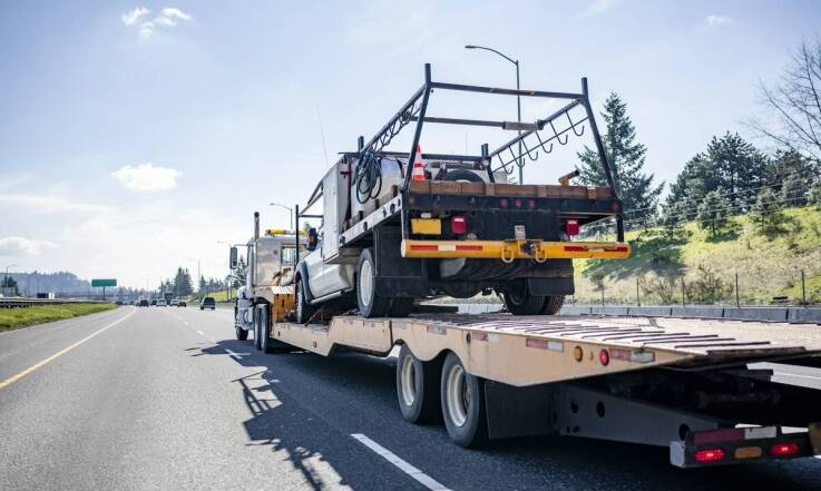 Jakie pojazdy mogą być przewożone przez lawetę o wysokim standardzie bezpieczeństwa?