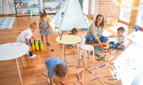 Jakie zabawki najlepiej wspierają rozwój intelektualny najmłodszych?