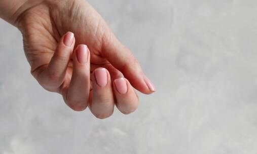Manicure klasyczny jako sposób na regenerację i odżywienie paznokci