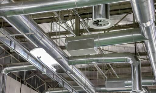 Jakie wyzwania stawia montaż systemów wentylacyjnych w budynkach użyteczności publicznej?