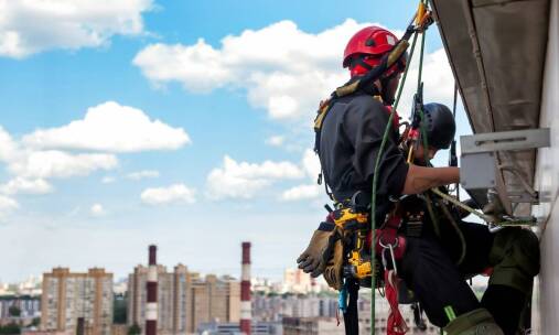 Rola podnośników w szybkim i bezpiecznym montażu nowych elewacji