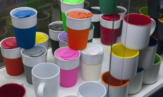 Kubki reklamowe z nadrukiem wewnętrznym – unikalny sposób na przekazanie wiadomości