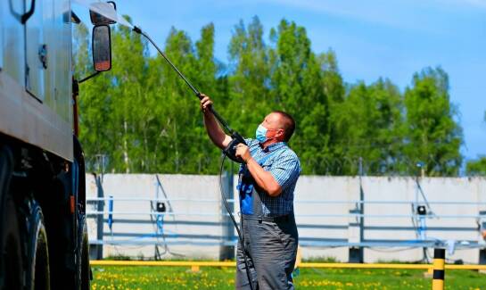 Mycie wysokociśnieniowe w procesie utrzymania czystości obiektów sportowych
