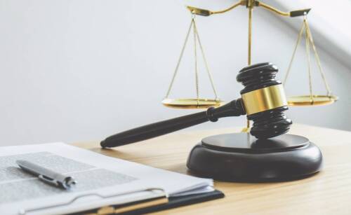 Adwokat a postępowania sądowe dotyczące szkód na osobach i mieniu – co warto wiedzieć?