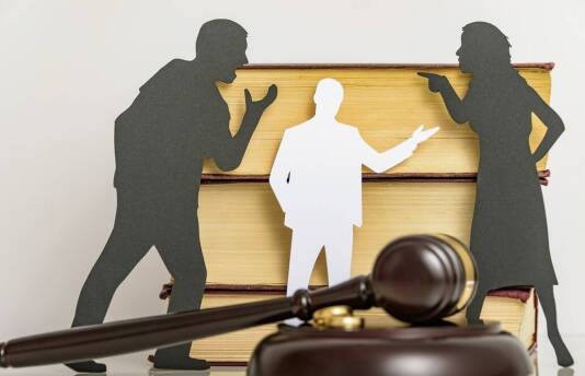 Kiedy sąd może zmienić wysokość alimentów przy opiece naprzemiennej?