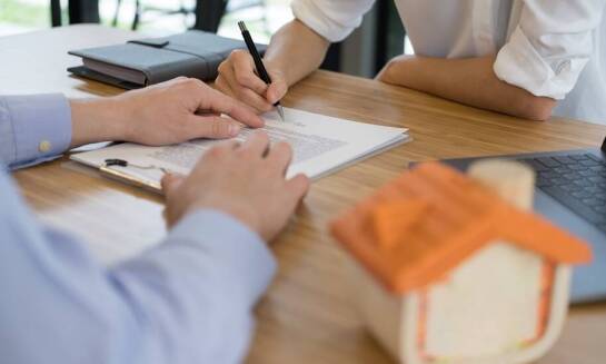 Kto ponosi koszty notarialne przy zakupie nieruchomości?