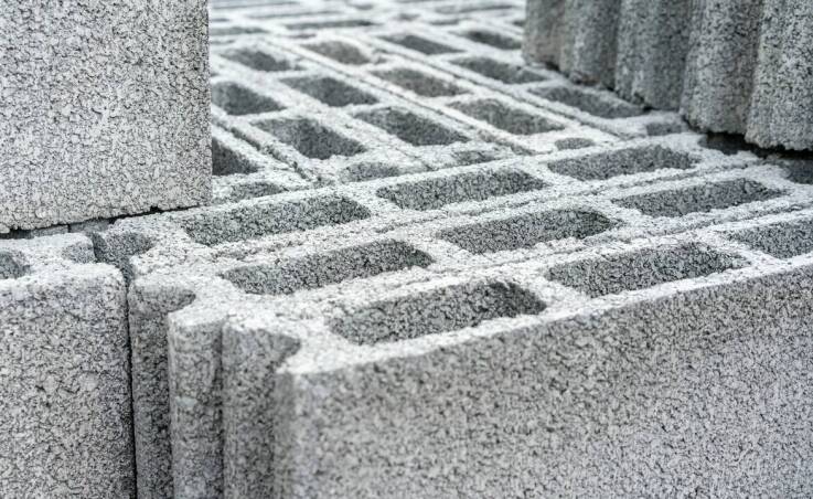 Wybór bloczków betonowych a przepisy budowlane i normy jakości