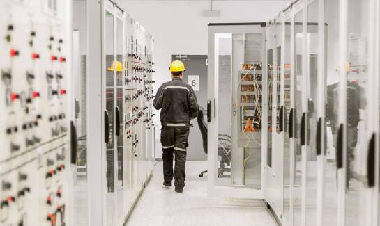 Prefabrykacja szaf sterowniczych: istotne aspekty współpracy z klientem