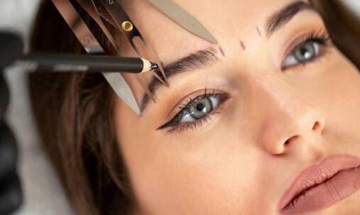 Makijaż permanentny a stylizacja brwi – jakie są możliwości?