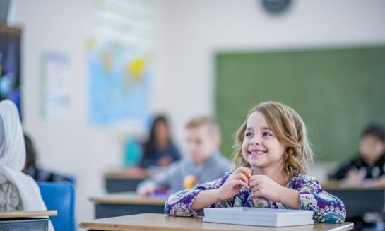 Jakie są zalety korzystania z nowoczesnych materiałów dydaktycznych?