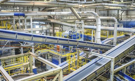 Jak nowoczesne technologie wpływają na terminowość realizacji zamówień w krojowniach?