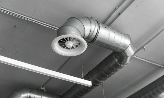 Jakie są zalety stosowania rekuperacji w szkołach i instytucjach edukacyjnych?