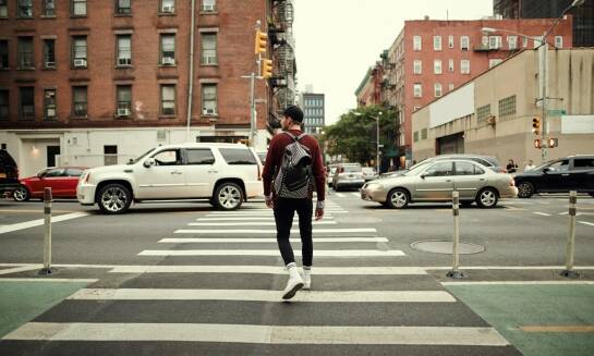 Jakie elementy garderoby najlepiej pasują do plecaka Kanken Pink?