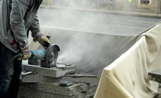 **Przemysłowe Zastosowania Piaskowania: Od Metalowych Konstrukcji do Powierzchni Betonowych**