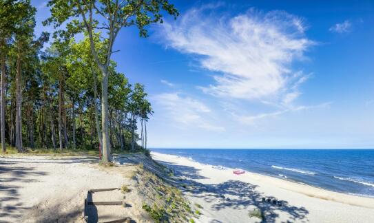 Jak planować rodzinny wypoczynek nad Bałtykiem z noclegiem blisko morza?