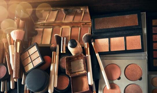 Jakie pigmenty stosuje się w makijażu permanentnym dla długotrwałych efektów?