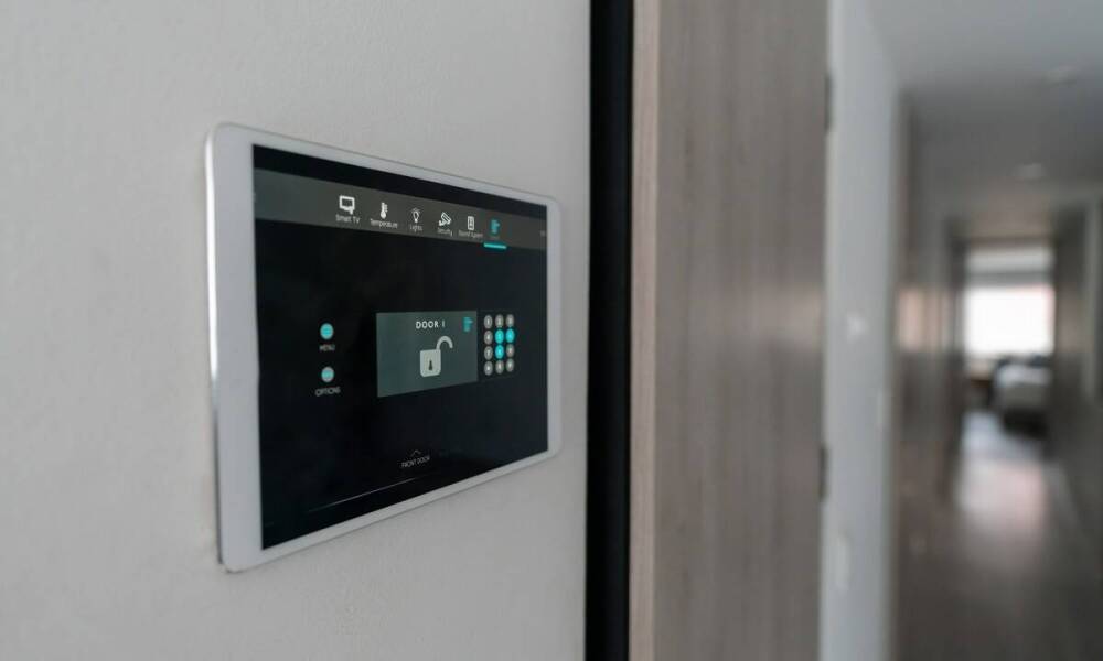 Jakie funkcje oferują nowoczesne systemy monitorowania stanu akumulatorów trakcyjnych?