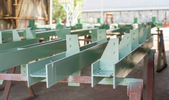 Jakie są kluczowe korzyści z zastosowania lakierowania proszkowego w stolarce aluminiowej?