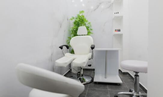 Najnowsze techniki oświetleniowe w sesjach beauty w Warszawie