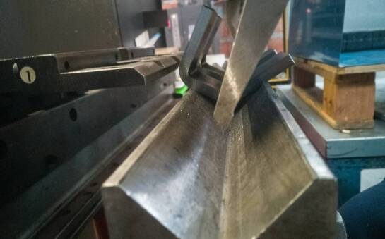 Porównanie giętarek ręcznych i hydraulicznych - które lepiej wybrać?