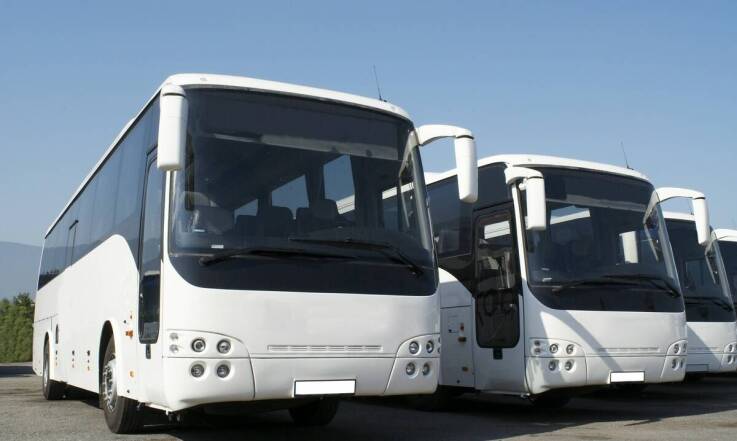 Co warto wiedzieć o wynajmie busów z kierowcą na wyjazdy firmowe?