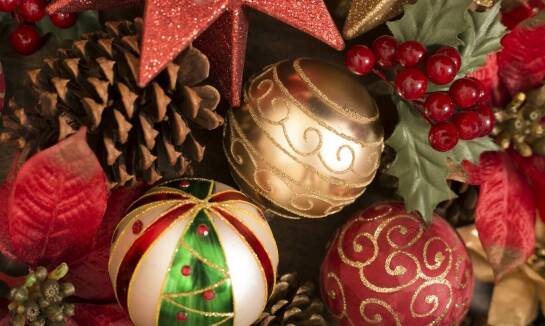 Zestawy bombek glamour jako sposób na elegancką choinkę pełną blasku