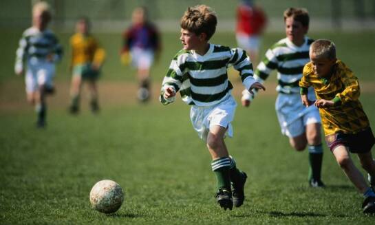 Organizacja turniejów piłkarskich przez szkółkę – jakie korzyści przynoszą uczestnikom?