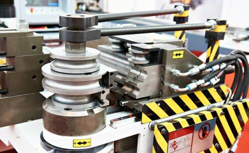 Automatyzacja produkcji z użyciem giętarek do drutu CNC: zalety i wyzwania