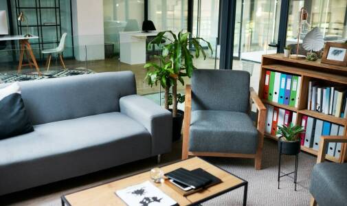 Jak zaplanować budżet na zakup mebli recepcyjnych?