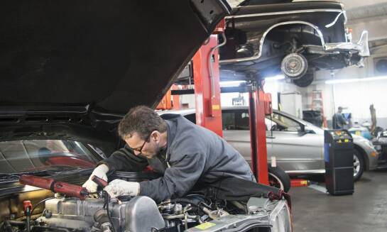 Co obejmuje kompleksowy serwis olejowy skrzyń biegów?