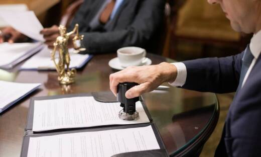 Jak wybrać odpowiednie uszlachetnienie do oprawy pracy dyplomowej?