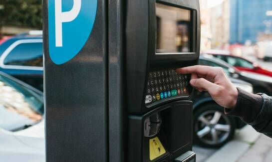 Jakie są korzyści z zastosowania automatycznych raportów w zarządzaniu parkingami?