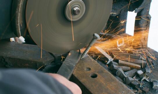 Proces dłutowania kanałków w obróbce metalu - kluczowe aspekty