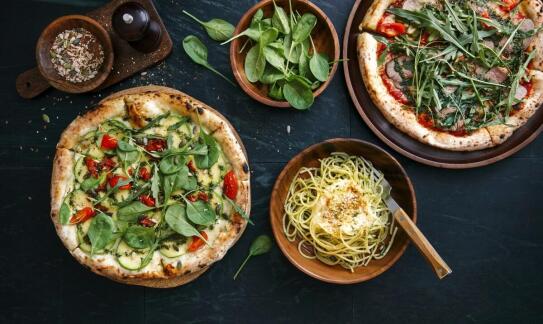 Personalizowane piece do pizzy gastronomiczne – jak wyróżnić swoją pizzerię?