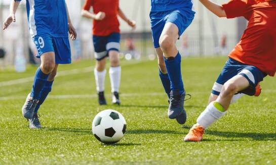 Jak treningi piłkarskie mogą pomóc w budowaniu pewności siebie u dzieci?