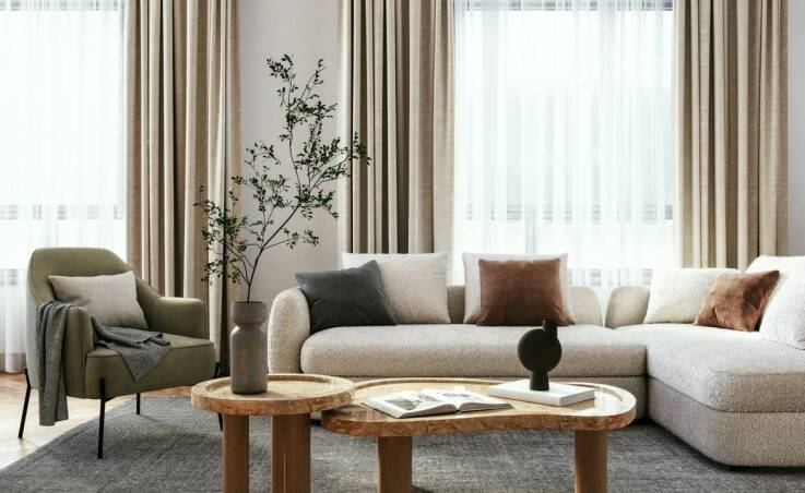 Jakie są koszty związane z zamówieniem mebli do salonu na wymiar?