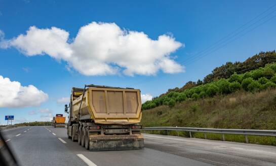 Kluczowe aspekty transportu maszyn rolniczych na lawecie