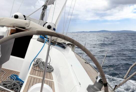 Jakie korzyści niesie zdobycie patentu jachtowego sternika morskiego?