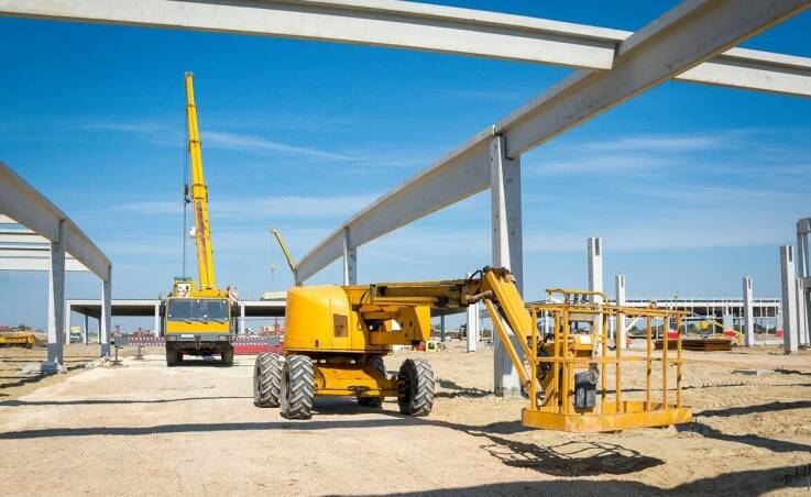 Dlaczego dźwigi są niezbędne przy montażu i demontażu konstrukcji stalowych?