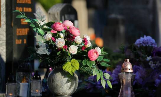 Dlaczego personalizacja jest kluczowa przy wyborze wieńca pogrzebowego?