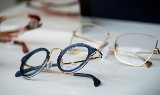 Jakie dodatki do okularów przeciwsłonecznych warto mieć?