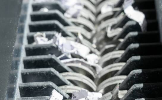 Jak przemysłowe niszczarki wspierają ochronę środowiska?