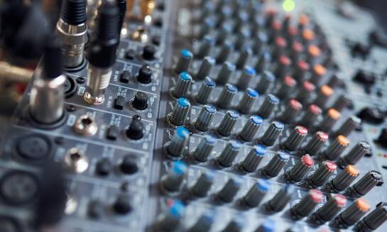 Jakie elementy techniczne są kluczowe dla udanego nagłośnienia imprez?