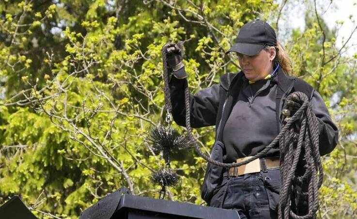 Dlaczego warto zlecić czyszczenie kominów profesjonalistom?