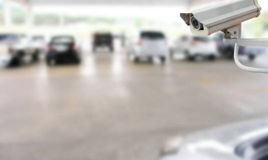 Jakie korzyści niesie transport pojazdów na strzeżone parkingi?