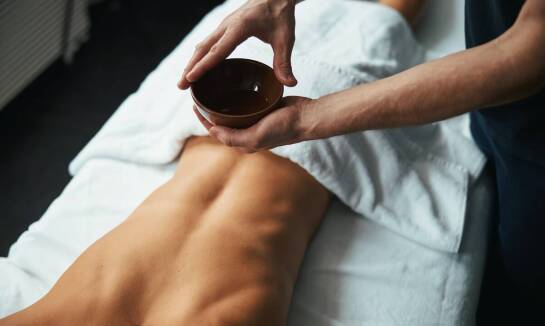 Stawianie baniek jako element terapii manualnej