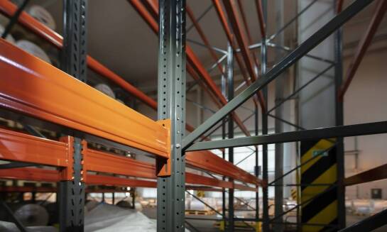 Taśma antypoślizgowa gumowa – niezbędny element wyposażenia magazynów